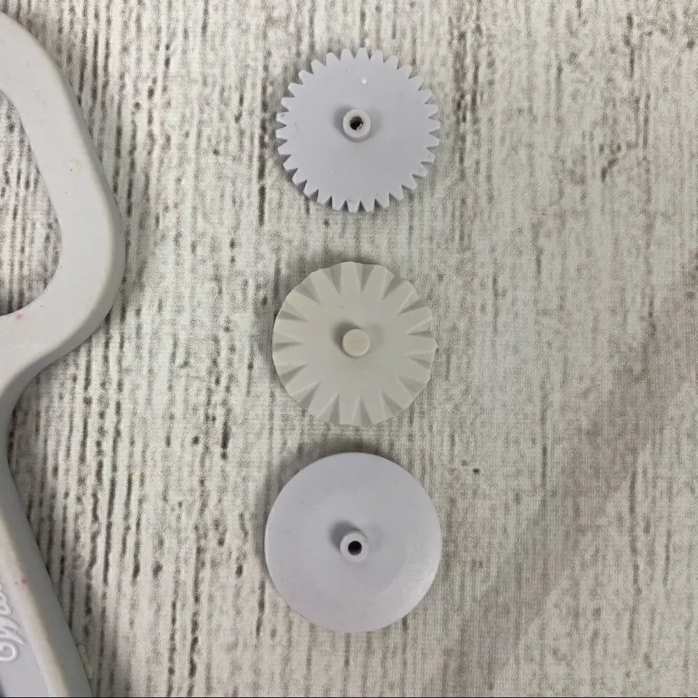 Wilton Fondant cutter & multi shape hand press